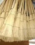 [1020731] ESCOBA DE VARITA CON PALO X 12 UNI